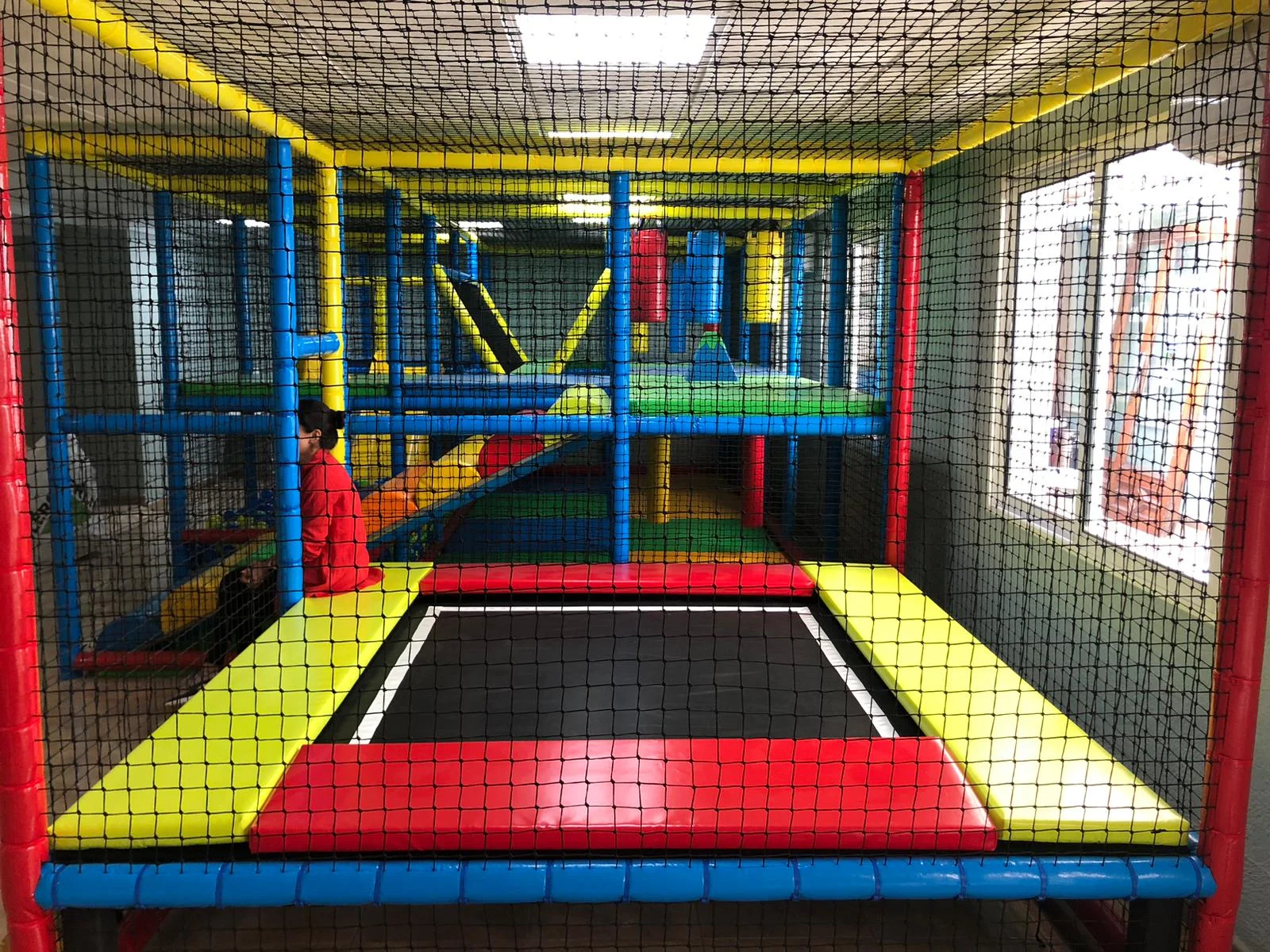 Cama elástica en parque infantil, diversión con seguridad