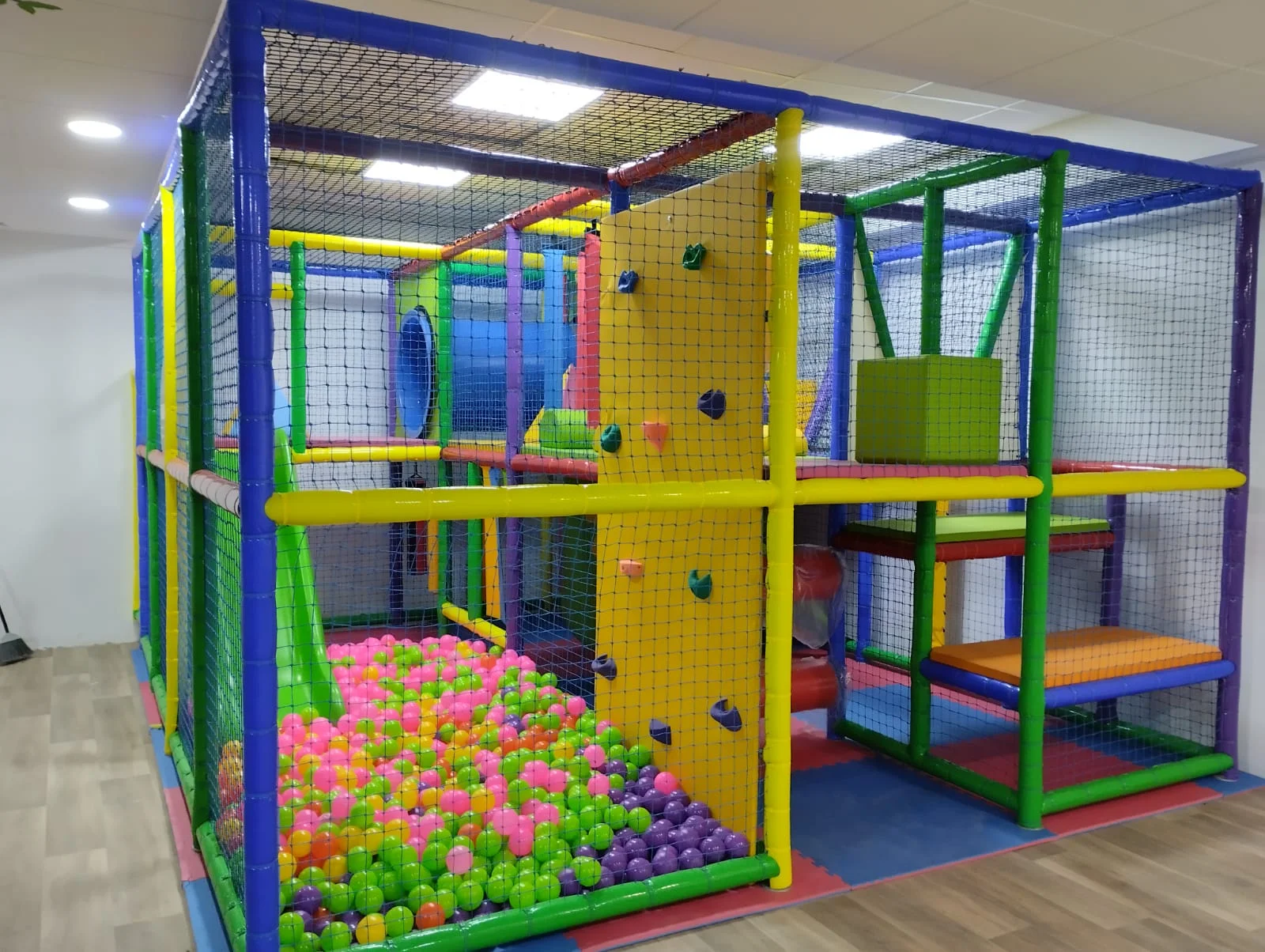 Fabricación de parque de bolas con materiales resistentes y homologados