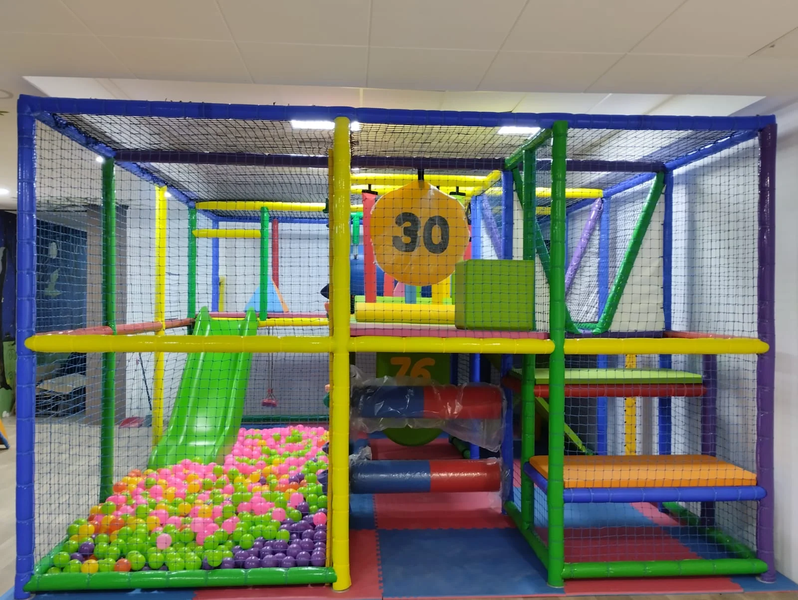 Fabricación de parques infantiles con estructuras seguras y certificadas