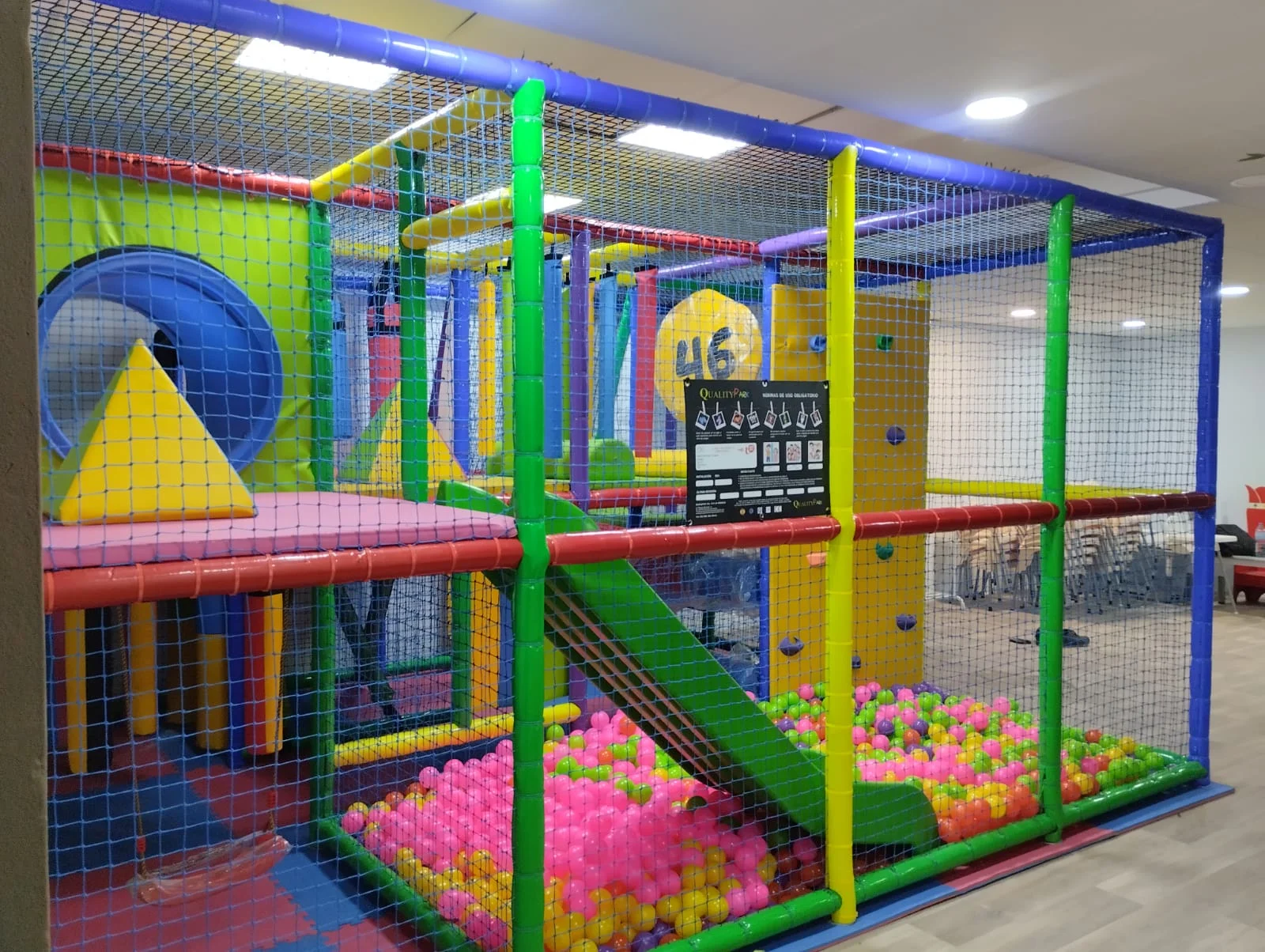 Montaje de parque de bolas con estructuras de seguridad