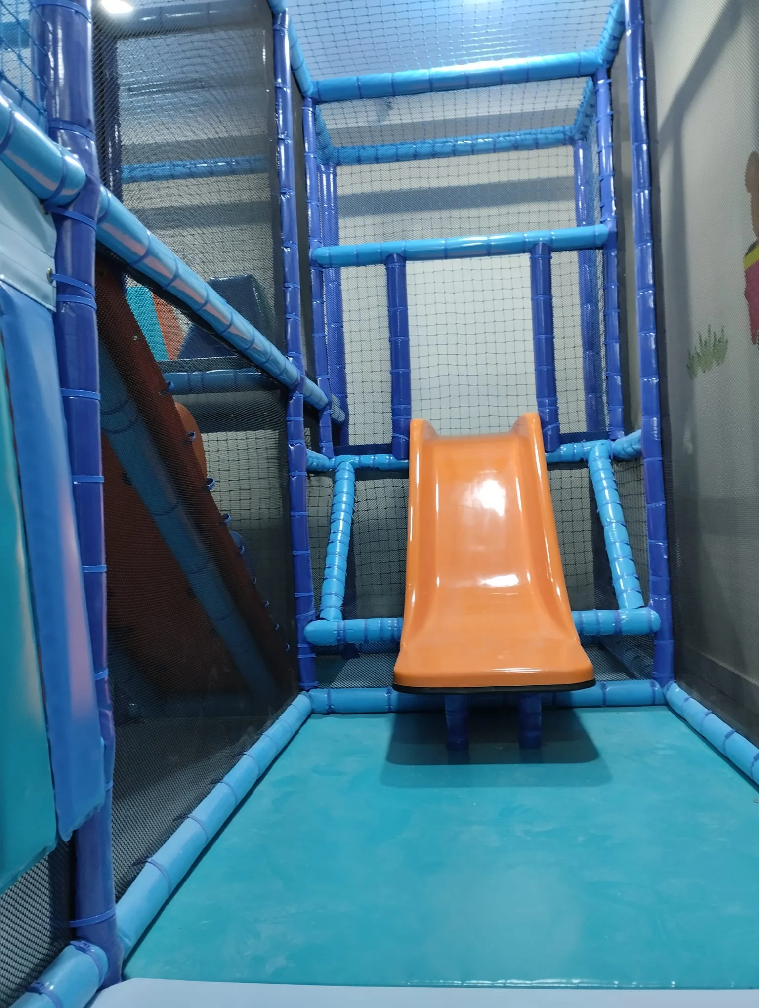 Parque de bolas con tobogán para niños, diseño seguro y divertido