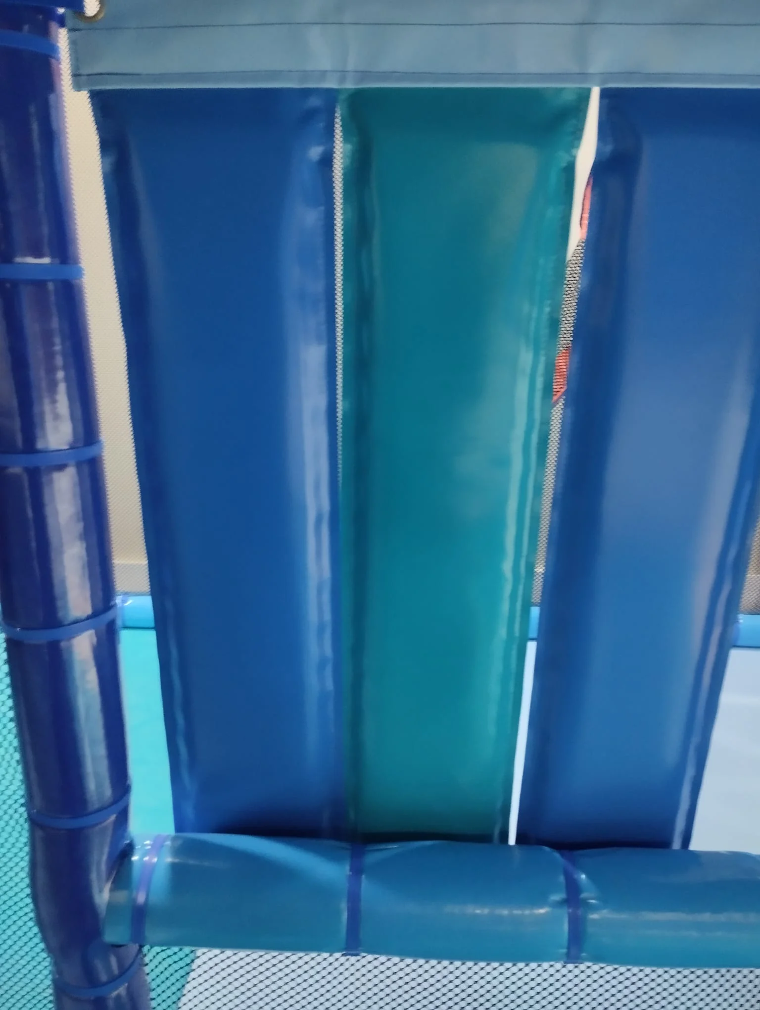 Cortina de obstáculos en parque infantil interactivo