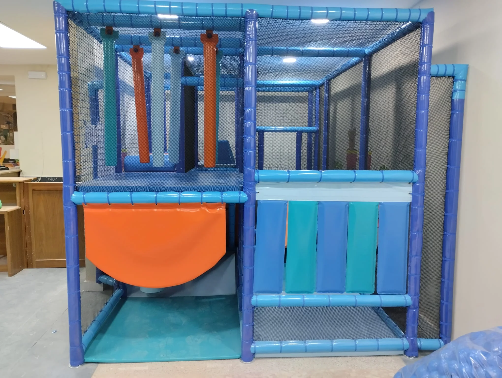 Parque infantil con piscina de bolas y zona de juegos seguros