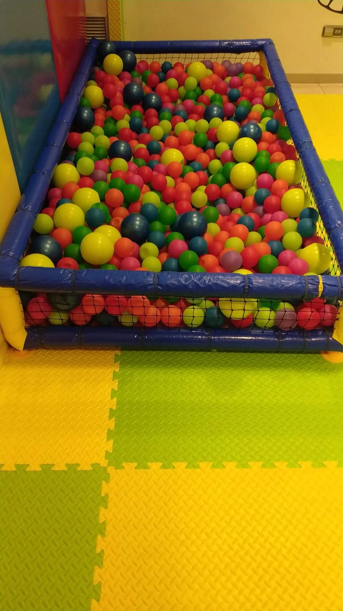 Piscina de bolas en parque infantil con medidas de seguridad