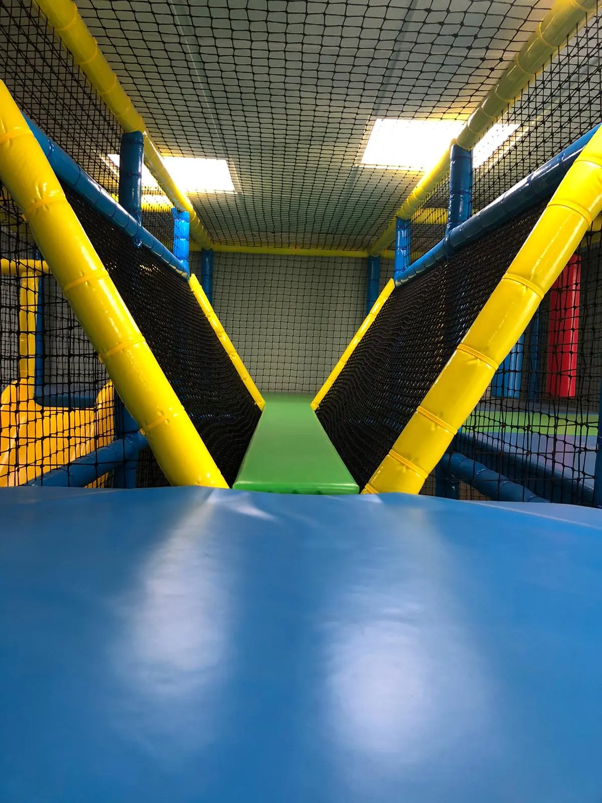 Puente colgante en parque infantil, desarrollo motriz para niños