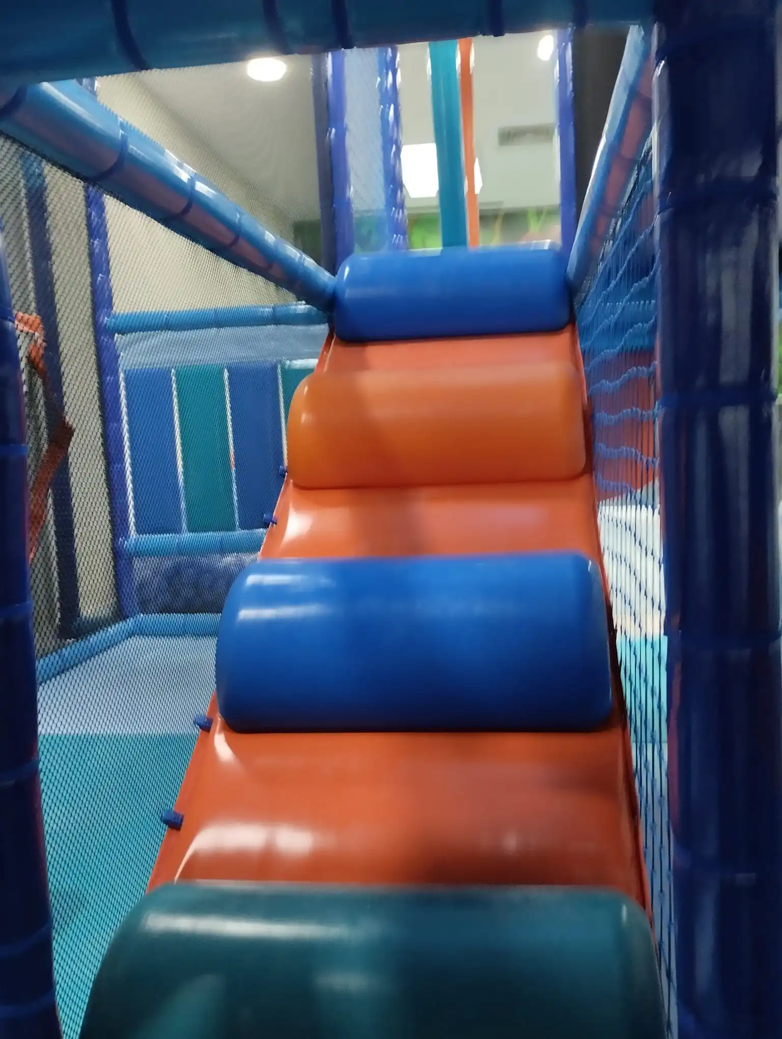 Rampa en parque infantil para juego seguro y accesible