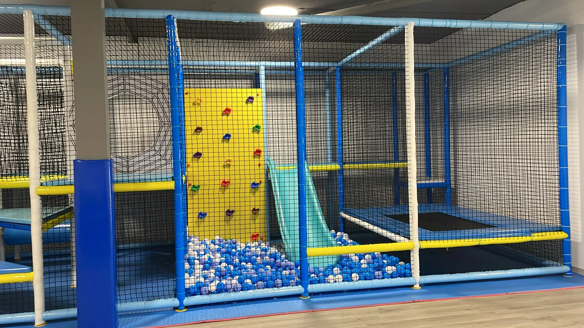 Rocódromo infantil en parque de juegos para escalar con seguridad