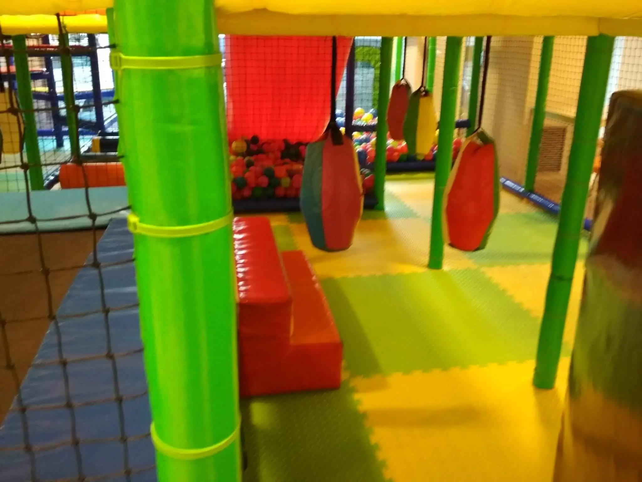 Saco de boxeo para niños en zona de juegos interactivos