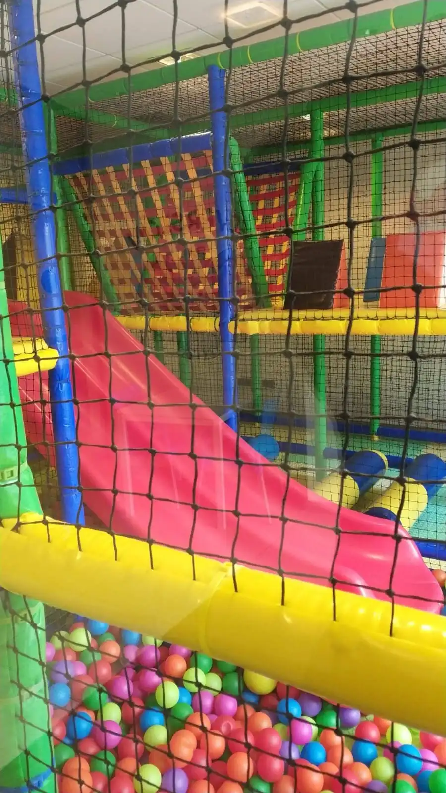 Tobogán en parque infantil con diseño ergonómico y seguro