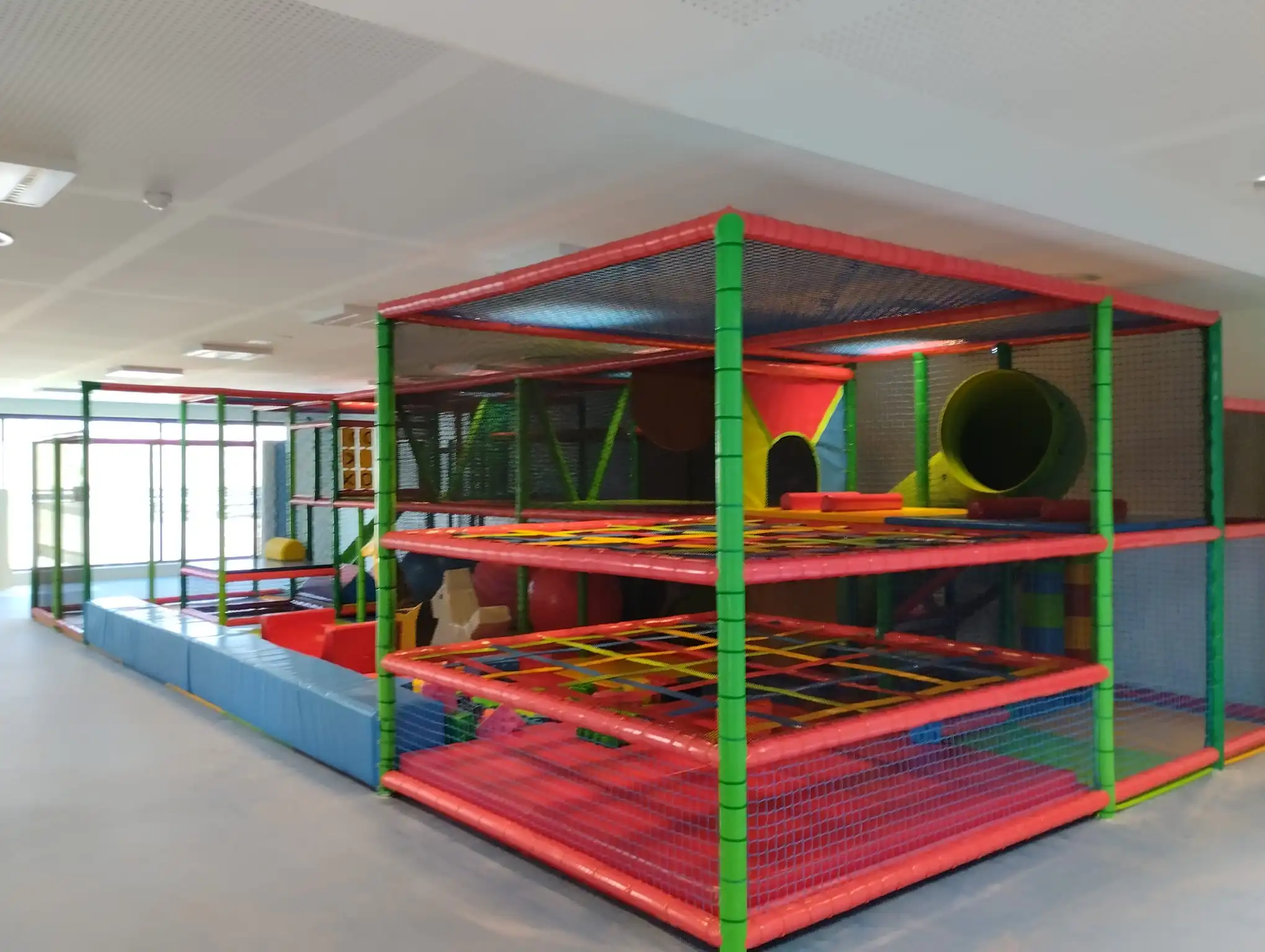 Torre de escalada en parque infantil con agarres de seguridad